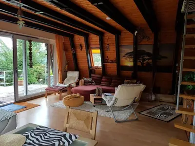 Ein Sitzbereich in der Unterkunft Ferienhaus zum Wohlfühlen in der Eifel, Poolnutzung, Tennis, Minigolf, Seenähe