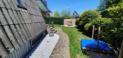 Ein Garten an der Unterkunft Ferienhaus zum Wohlfühlen in der Eifel, Poolnutzung, Tennis, Minigolf, Seenähe