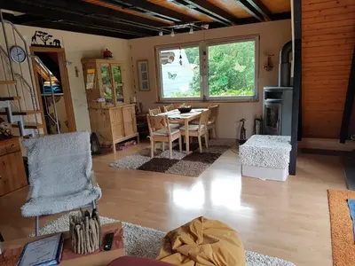Ein Sitzbereich in der Unterkunft Ferienhaus zum Wohlfühlen in der Eifel, Poolnutzung, Tennis, Minigolf, Seenähe
