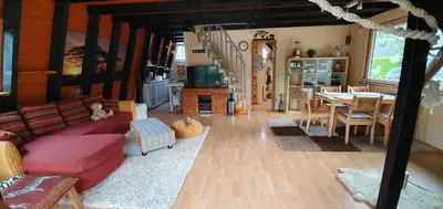 Ein Sitzbereich in der Unterkunft Ferienhaus zum Wohlfühlen in der Eifel, Poolnutzung, Tennis, Minigolf, Seenähe