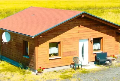 Das Gebäude in dem sich das Ferienhaus befindet