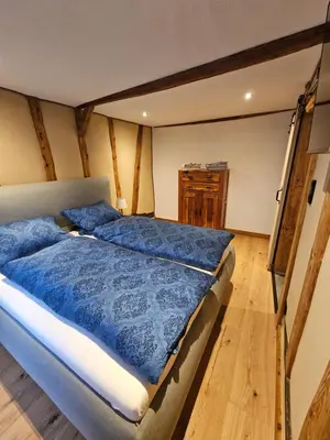 Ein Bett oder Betten in einem Zimmer der Unterkunft Hofis Gästehaus