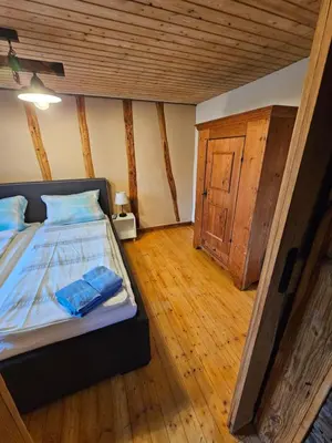 Ein Bett oder Betten in einem Zimmer der Unterkunft Hofis Gästehaus