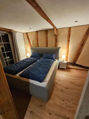 Ein Bett oder Betten in einem Zimmer der Unterkunft Hofis Gästehaus