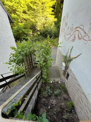 Ein Garten an der Unterkunft Ruhiges Ferienhaus in Burgnähe