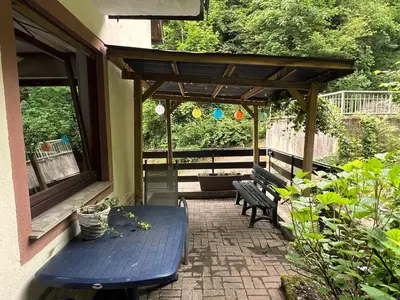 Ein Garten an der Unterkunft Ruhiges Ferienhaus in Burgnähe