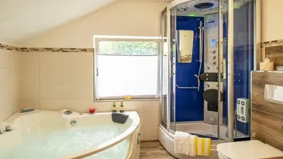 Ein Badezimmer in der Unterkunft Ferienwohnung Exclusiv-Apartment Seepanorama - im Maarberg Resort - in Schalkenmehren am See