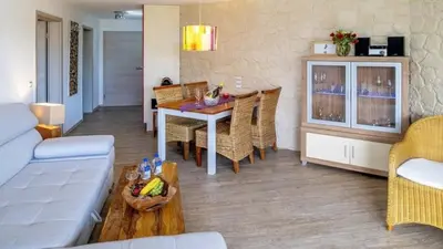 Ein Sitzbereich in der Unterkunft Ferienwohnung Apartment Seeterrasse - im Maarberg Resort - in Schalkenmehren am See