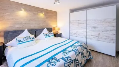 Ein Bett oder Betten in einem Zimmer der Unterkunft Ferienwohnung Apartment Seeterrasse - im Maarberg Resort - in Schalkenmehren am See