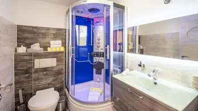 Ein Badezimmer in der Unterkunft Ferienwohnung Apartment Seeterrasse - im Maarberg Resort - in Schalkenmehren am See