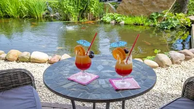 Getränke in der Unterkunft Ferienwohnung Studio Vulkanhöhe - im Maarberg Resort - in Schalkenmehren am See