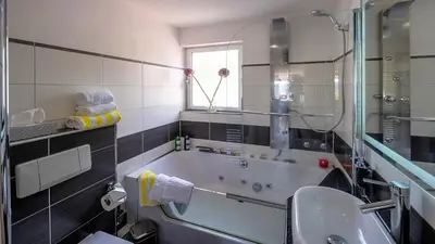 Ein Badezimmer in der Unterkunft Ferienwohnung Ferienwohnung Maarhöhe - im Maarberg Resort - in Schalkenmehren am See