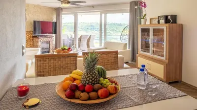 Getränke in der Unterkunft Ferienwohnung Maarpanorama - im Maarberg Resort - in Schalkenmehren am See