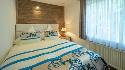 Ein Bett oder Betten in einem Zimmer der Unterkunft Ferienwohnung Maarpanorama - im Maarberg Resort - in Schalkenmehren am See