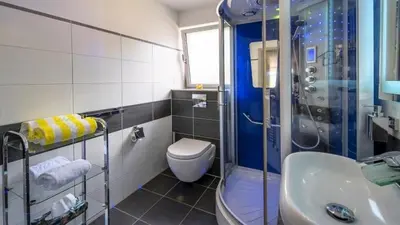 Ein Badezimmer in der Unterkunft Ferienwohnung Maaridyll - im Maarberg Resort - in Schalkenmehren am See