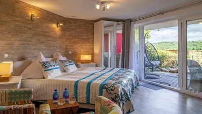Ein Bett oder Betten in einem Zimmer der Unterkunft Ferienwohnung Studio Vulkanpanorama - im Maarberg Resort - in Schalkenmehren am See