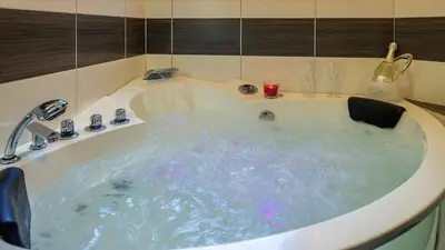 Ein Badezimmer in der Unterkunft Ferienwohnung Studio Vulkanpanorama - im Maarberg Resort - in Schalkenmehren am See