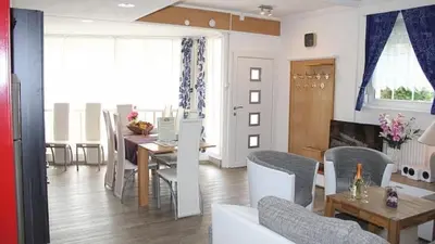 Ein Sitzbereich in der Unterkunft Ferienwohnung Vulkaneifel - b66059