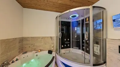 Ein Badezimmer in der Unterkunft Ferienwohnung Luxus 5 Sterne Ferienwohnung - Chalet Seenähe