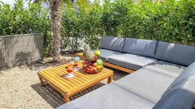Ein Garten an der Unterkunft Ferienwohnung Luxus 5 Sterne Ferienwohnung - Chalet Seenähe