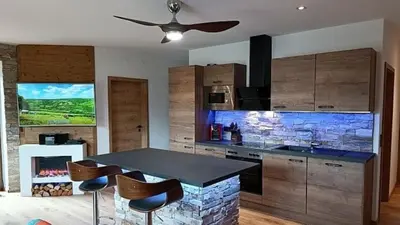 Küche/Küchenzeile in der Unterkunft Ferienwohnung Luxus 5 Sterne Ferienwohnung - Chalet Seenähe