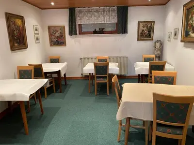 Ein Restaurant oder anderes Speiselokal in der Unterkunft Gästehaus Neier
