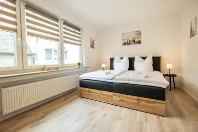 Ein Bett oder Betten in einem Zimmer der Unterkunft EifelComfort Traumhafte Ferienwohnung für 6 Personen in zentraler Lage!