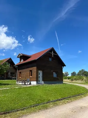 Das Gebäude in dem sich das Ferienhaus befindet