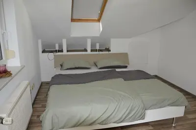 Ein Bett oder Betten in einem Zimmer der Unterkunft Ferienwohnung im Sonnenberg