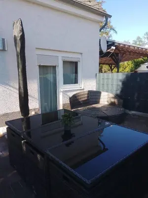Ein Sitzbereich in der Unterkunft Teufelsstein, Wandern, Ausblick, Freilichtbühne, Loreley, 3 Burgenblick, Rhein, 30m2 Terrasse, Grillen, Entspannen, Natur, Rodelbahn, WLAN, Parkplatz,