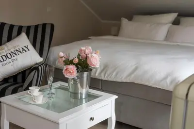 Ein Bett oder Betten in einem Zimmer der Unterkunft Nostalgie-Nest mit Boxspringbett