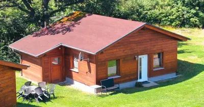 Das Gebäude in dem sich das Ferienhaus befindet
