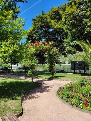 Ein Garten an der Unterkunft Große 2 Zimmer Wohnung mit Bad Dusche und Badewanne