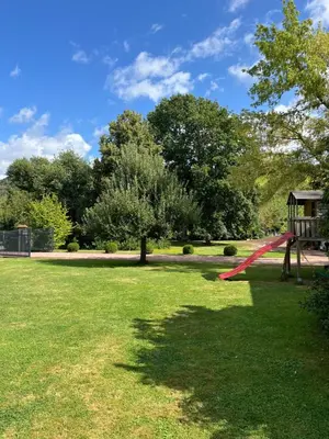 Ein Garten an der Unterkunft Saarwein Gut in Wiltingen