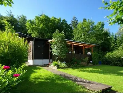 Ein Garten an der Unterkunft Waldhäuschen