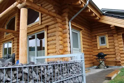 Das Gebäude in dem sich das Ferienhaus befindet