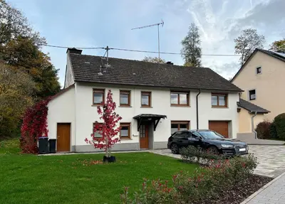 Das Gebäude in dem sich das Ferienhaus befindet