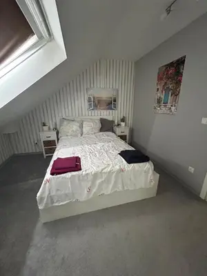 Ein Bett oder Betten in einem Zimmer der Unterkunft Must love dogs