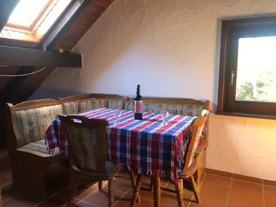 Ein Sitzbereich in der Unterkunft Rustikale Wanderhütte am Angelteich