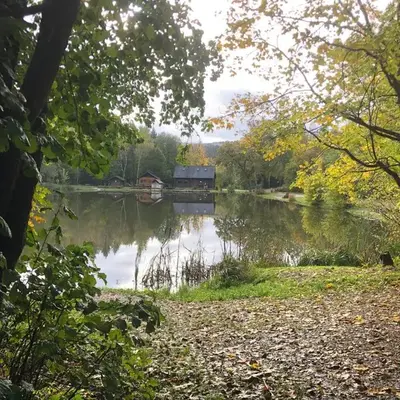 Rustikale Wanderhütte am Angelteich