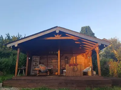 Das Gebäude in dem sich das Ferienhaus befindet