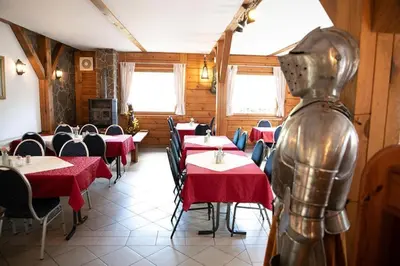 Ein Restaurant oder anderes Speiselokal in der Unterkunft Haus Mittelrheintal