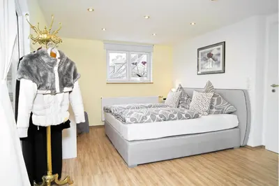 Ein Bett oder Betten in einem Zimmer der Unterkunft Moseltraum-Fewo mit Klimaanlage, Balkon und Burgblick