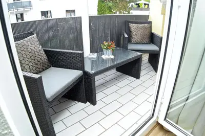 Ein Balkon oder eine Terrasse in der Unterkunft Moseltraum-Fewo mit Klimaanlage, Balkon und Burgblick