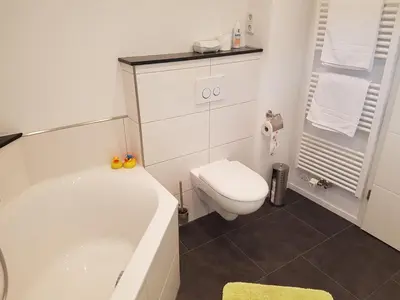Ein Badezimmer in der Unterkunft Moseltraum-Fewo mit Klimaanlage, Balkon und Burgblick