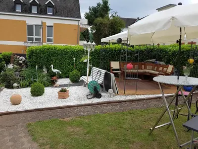 Ein Garten an der Unterkunft Moseltraum-Fewo mit Klimaanlage, Balkon und Burgblick