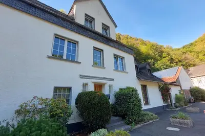 Das Gebäude in dem sich das Ferienhaus befindet