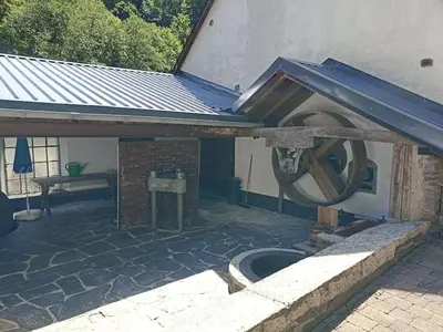 Das Gebäude in dem sich das Ferienhaus befindet