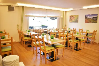 Ein Restaurant oder anderes Speiselokal in der Unterkunft Hike Inn Hotels by Emmerich