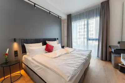 Ein Bett oder Betten in einem Zimmer der Unterkunft Frames Hotel GmbH